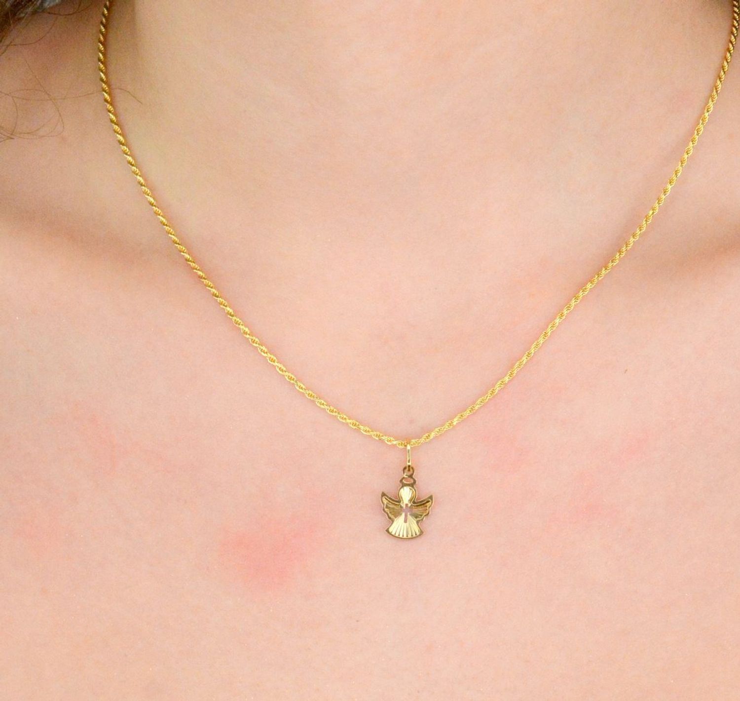 Zawieszka zawieszka anioł grawerowany próba 585, ZA 6173 585  Wisiorek został wykonany z wysokiej jakości złota próby 585. Złoto to jeden z najpopularniejszych kruszców, cenione przez kobiety na.jpg